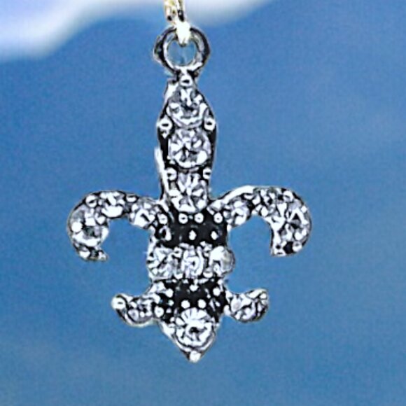 LISA LYNN DESIGNS Handmade Fleur-de-lis Earrings - Picture 3 of 4